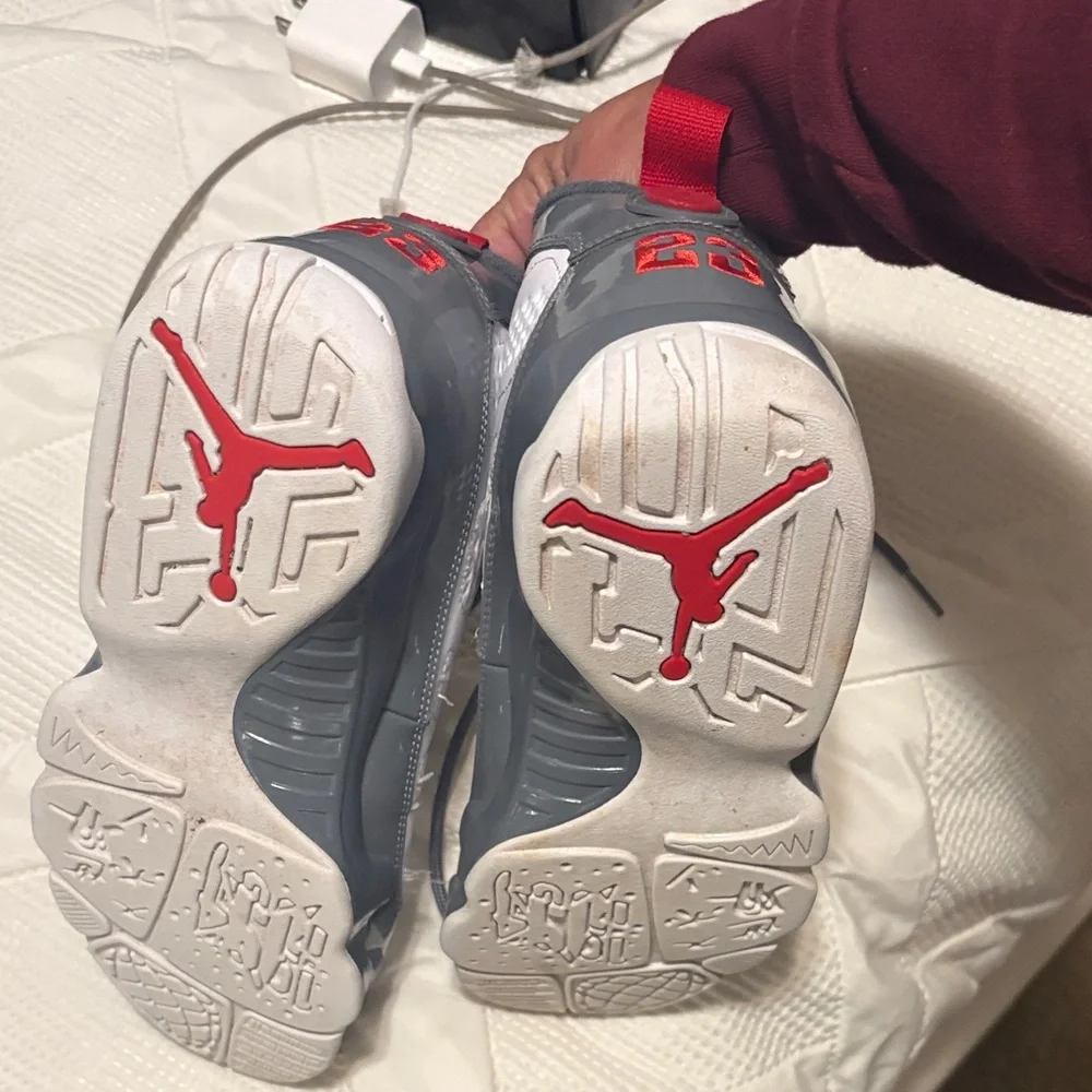 Stylish Athletic Shoes in White and Red - Picture 4 of 5